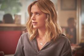 On You Season 1 Episode 2 Joe And Beck Go On Their First Date But Joe Starts To Wonder If He Knows Beck At All Elizabeth Lail Short Hair Styles Girl Haircuts