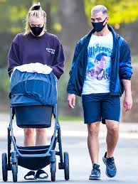 Sophie turner's baby bump was on full display as she took a walk with her husband, joe jonas, their dogs and her parents. Sophie Turner Wears No Makeup On Walk With Joe Jonas Baby Willa Ebiopic Ebiopic Com Biopic Movies Tv Serial Web Series Reviews And News