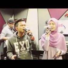 Please like & share this video!don't forget to subscribe my channel.*(all rights reserved to the original owner) Disana Cinta Disini Rindu Song Lyrics And Music By Tajul Ft Wany Hasrita Arranged By Naimeous On Smule Social Singing App