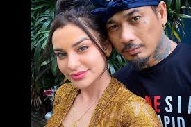 Perjalanan cinta mereka pun tak ternyata penuh rintangan. Jerinx About The Video Of Kissing Nora In A Custody Car Very Humane Compared To Corruptors Who Are Not Handcuffed