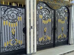 تجليد البوابات من خلال شركة قصر الزجاج لتركيب جميع أنواع الزجاج في جدة Home Decor Decor Room Divider