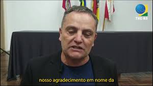 Jonathan Aguiar de Carvalho, Presidente da OAB na subseção de Torres/RS,  parabeniza o TRE-RS pelo evento "Caminhos da Democracia" na cidade,  salientando a importância dos temas debatidos pelos ...