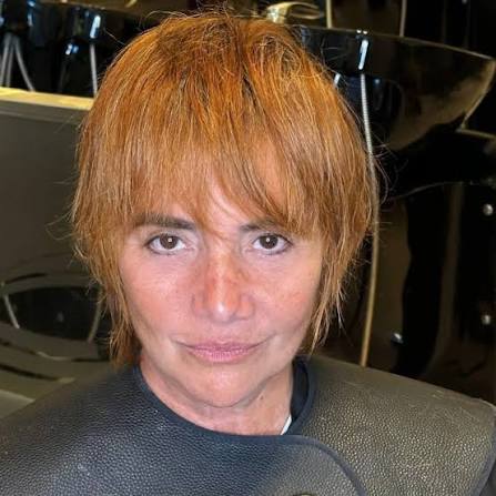 FARÁNDULA NANCY PAZOS SORPRENDIÓ CON UN INSÓLITO CAMBIO DE LOOK Nancy Pazos  dejó atrás su clásico pelo largo y lacio para animarse a un corte corto  tipo shaggy, una apuesta moderna, descontracturada