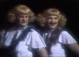 Őrök, megunhatatlan kabaré,nyuvagymeg, és akaszdfolmagad,estéjét,nekem egy szívességet, csókold még seggem péter gábor il y a 2 ans. Retro Kabare Videok Retro Ritkasag Balazs Peter Es Szombathy Gyula Mint Nok Eneklik A New York New York Slagert 1983 Facebook