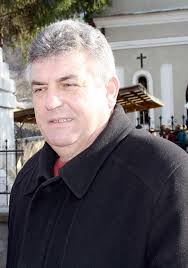 Primarul Ion Nicolae face un teren de sport modern, la Grebleşti (Cîineni) 