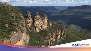 Dinding batu alam basaltina ini terlihat elagan. Legenda Cinta 3 Gadis Di Blue Mountain Australia