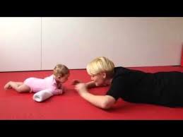 Monat kann euer kind sich meist schon vom rücken auf die seite drehen viele kinder rollen sich nach dem 5. 9 Das Drehen Des Sauglings Von Rucken In Bauchlage Und Wieder Zuruck Youtube Babygym Bauch Weg Baby