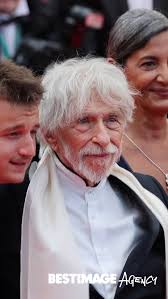 🎬 Pierre Richard monte les marches, légende du cinéma français à  l’honneur, L’inoubliable Grand Blond avec une chaussure noire foule le  tapis rouge cannois avec la grâce des icônes. Acteur, ...