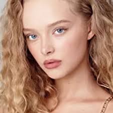 Abby Rivers (played by Elsie Fisher) outfits