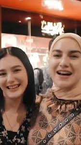 Potret Kedekatan Irish Bella dan Yasmine Ow, Saudara Ipar yang Sama-Sama  Gugat Cerai Suami