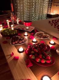 Comment Decorer Votre Maison Avec Des Bougies Pour La Saint Valentin Deco De Fete Saint Valentin Zenidees En 2020 Diner Romantique Table Romantique Saint Valentin Decoration Chambre