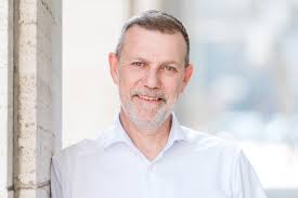 Im kleider.store kannst du kleider günstig online kaufen und dabei noch unter vielen designern vergleichen. Interview Mit Dirk Pfeiffer Geschaftsfuhrer Von Crusz Berlin Bridal Times