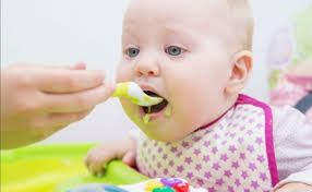 كيف⁉️ #تعرفي_طفلك_عنده_قابلية_لأدخال_الأغذية‼️ #يبدا_طفلك_بتناول_الطعام  بداية الشهر الخامس. #ممنوع قبل هذا الموعد. 5 شروط بها تعرف موعد إدخال  الأغذية . ✓يستطيع الطفل رفع راسه بشكل ثابت. ✓يتحكم برأسه. ✓يستطيع الجلوس  على كرسي الطعام. ✓لديه