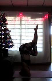 Posturas Sirsasana Variaciones Kapalasana De Bakasana A Kapalasana Karnapidasana Ear Pressure Pose Added To Google Dr Holiday Decor Decor Christmas Tree