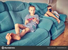 Los videojuegos pueden ayudar a los niños a desarrollar habilidades y establecer conexiones. Fotos De Ninos Jugando Playstation De Stock Ninos Jugando Playstation Imagenes Libres De Derechos Depositphotos
