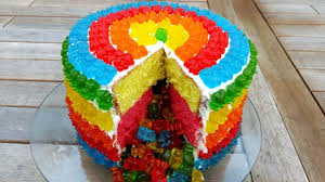 2 faites fondre les michokos dans une casserole avec le lait et le beurre, mélangez régulièrement pour que les bonbons n'attachent pas au fond de la casserole. Gateau Aux Bonbons Gelifies Idee Pour Anniversaires Des Enfants