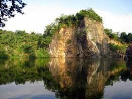 The bukit batok nature park lies on the outskirts of one of singapore's newest housing estates, bukit batok new town. About Bukit Gombak