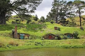Can you stay in a hobbit hole in new zealand? Hobbit Casa Redondo Puerta Hobbiton Nueva Zelanda Matamata Auckland Vacaciones Pelicula Conjunto Pikist
