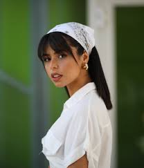 See full list on lorealparisusa.com How To Fake Curtain Bangs Without Cutting Your Hair Glamour