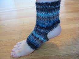 A short tutorial how to knit yoga socks, i.e. Ravelry Easy Yoga Socks Pattern By Risa Royer