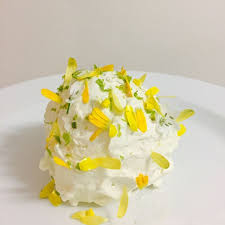 La Meteorite Sphere De Meringue Creme De Citron Confit De Citrons Fenouil Bille De Citrons Au Poivre Caviar Citron Chantilly Citron V Food Meringue Desserts