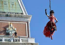 In 20mila questa mattina, 4 febbraio, hanno seguito con il naso all'insù il volo dell'angelo in piazza san marco a venezia. The Story Behind Venice Carnival S Flight Of The Angel Italy Magazine