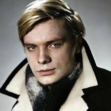 Брошенная кошка плакала и прижималась к груди девушки, впервые за долгое  время почувствовав, что кому-то нужна....... Рыжая лапка дрожала, когда  Муська пыталась устроиться поудобнее на холодной крыше старой пятиэтажки.  Ветер трепал её