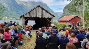 Møre og romsdal este deservit de nouă aeroporturi, dintre care doar cele patru aeroporturi situate în apropierea celor mai mari patru centre au zboruri interne regulate. Niche Festivals Have The Greatest Chance Of Survival Nrk More Og Romsdal Local News Tv And Radio