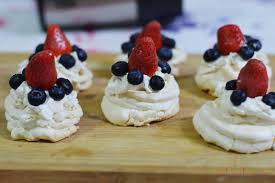 Hari ini saya membuat pavlova untuk anak anak makan petang petang nanti kerana tiada rancangan untuk ke mana mana kecuali sebelah malam, saya dan hubby ada undangan majlis resepsi perkahwinan naim, anak kak ana di dewan perdana felda. Resepi Pencuci Mulut Pavlova Lebih Gebu Gebas Dengan Menggunakan Beko Hand Mixer Maha Mahu Makan
