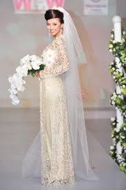 Reception Dress Just The Lace Vietnamese Ao Dai Ditch The Flowers The Veil And The Vietnamese Wedding Dress Traditional Dresses Vietnamese Traditional Dress