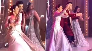 Poo s introduction movie scene kabhi khushi kabhie gham kareena kapoor. Kareena Kapoor Khan Karan Johar And Karisma Kapoor Dancing On Bole Chudiyan Is The Coolest Video From Armaan Jain Anissa Malhotra Wedding Reception Latestly