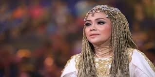 C/o laksamana raja di laut bersemayam di bukit batu ahai hati siapa ahai tak terpaut mendengar lagu zapin melayu membawa. Cerita Mistis Iyeth Bustami Sering Terjadi Hal Aneh Saat Menyanyikan Lagu Laksmana Raja Di Laut