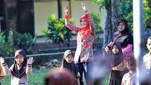 Sama halnya dengan cara melamar kerja lewat email. Cara Melamar Kerja Tukang Sapu Jalanan Cara Melamar Di Sapu Jalanan Semarang Lowongan Kerja Dihina Diusir 3 Pria Ini Setelah Tau Inilah Yg Terjadi Ramasottiewe