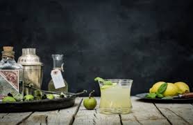 I drink ideali da fare in casa per un aperitivo primaverile o estivo.i cocktail in caraffa sono belli da vedere, facili da preparare e in genere poco costosi, con i profumi e la frutta della bella stagione. Tre Cocktail Da Fare A Casa Con L Elephant Gin Gambero Rosso