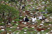 Bukannya berdoa untuk mendapatkan syafaat dari orang yang sudah meninggal. Doa Ziarah Kubur Lengkap Dengan Artinya