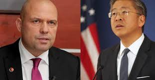 Manjani replikon me Donald Lu: Mos i ik thelbit. Po flitet për përfshirjen  Tuaj në dorëzimin e drejtësisë te Rama