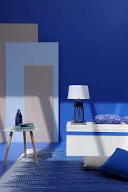 Le Jeu Avec Des Tableaux De Peinture Confere Un Role Tres Graphique A Cette Piece Zolpan Peinture Bleu Blanc Decor Deco Decoration Interieure Deco Maison