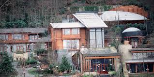 Whether they're a gesture from your sweetheart or a present to yourself, this is how to make your beautiful roses last longer. The War Of The Roses Bill Gates And Melinda In The Fight For The Space House On The Lake 130 Million Dollars Eikones Zoe