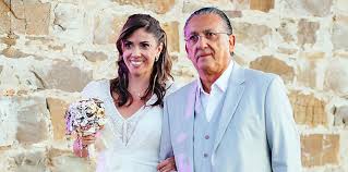 Galvão bueno pt, a famous brazilian narrator and broadcaster, was made victim of a huge twitter phenomenon when millions of twitter users told him to shut up during the 2010 world cup opening. Filha De Galvao Bueno Usa Buque De Broches Em Casamento Help Casamentos