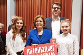 Check spelling or type a new query. Gibt Es Einen Weiblichen Fuhrungsstil Frau Dreyer Diplomatisches Magazin De