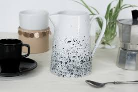 Wie viel arbeitslosengeld man bekommt und wie lange, erfahren sie hier. Diy Porzellan Bemalen Kanne Mit Sprenkelmuster Schereleimpapier