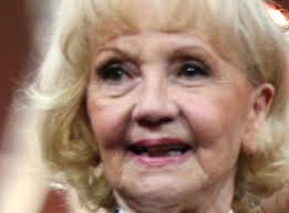 Lilo Pulver: Die Einsamkeit umklammert ihr Herz | Wunderweib