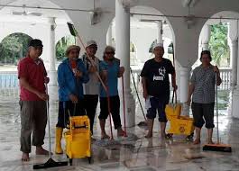 Membersihkan lingkungan sekolah menjelang libur semester. Gotong Royong Di Masjid Pusat Komuniti Krt Ttjs Fasa 3 A Facebook