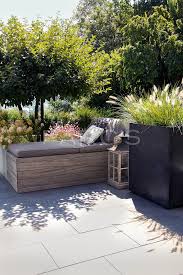 Terrasse Mit Liegebereich Sichtschutz Durch Pflanzen In 2020 Gartengestaltung Dachterrasse Pflanzen Terrassengestaltung