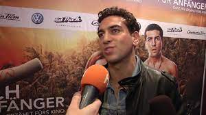 Elyas m'barek gehört definitiv zu den besten schauspielern, die unser land zu bieten hat, und ist zudem auch noch ein echter frauenschwarm. Turkisch Fur Anfanger Der Film Elyas M Barek Interview Ist Er Eigentlich Noch Single Youtube