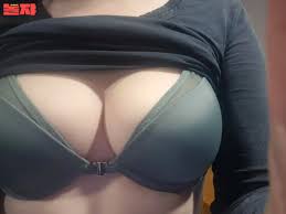 가슴 자랑하는 여사친 - 은밀한 공간 성인들의 파라다이스에서 발견된 아찔한 순간