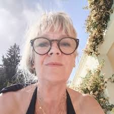 Mandy Fenton's Instagram, Twitter & Facebook