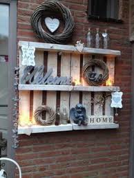 Schone Dekoidee Fur Den Garten Mit Alten Paletten Pallet Wall Decor Pallet Decor Plant Shelves
