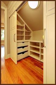 Begehbarer Kleiderschrank Dachschrage Tolle Tipps Zum Selberbauen Attic Bedroom Storage Attic Bedroom Closets Attic Master Bedroom