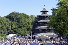 29.04.2040, einer der ersten warmen sommertagen in münchen. Biergarten Die Hofbrau Munchen Bier Ausschenken Biergartenfreunde